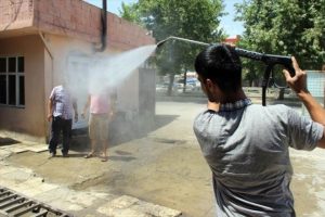 Oto yıkamacıdan vatandaşlara serinletme hizmeti