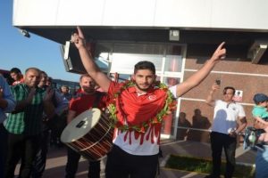 Madalya alan g&uuml;reş&ccedil;iye coşkulu karşılama