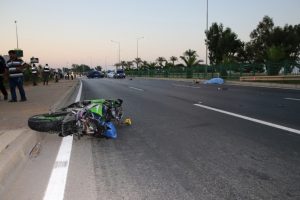 Otomobille &ccedil;arpışan motosikletli hayatını kaybetti
