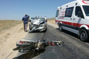 Motosiklet ile otomobil &ccedil;arpıştı: 1 &ouml;l&uuml;, 1 yaralı