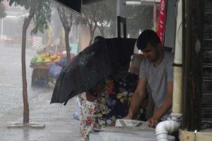 10 dakikalık sağanak şehri fel&ccedil; etti!