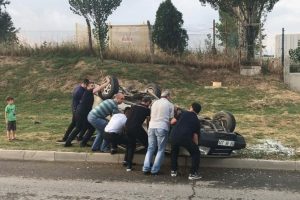 Kaza yaptıkları aracı kendileri d&uuml;zelttiler