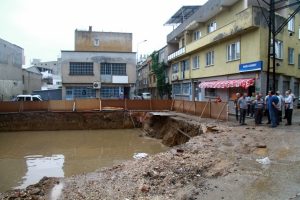 Bursa'da &ccedil;&ouml;kme tehlikesi bulunan binalar boşaltıldı