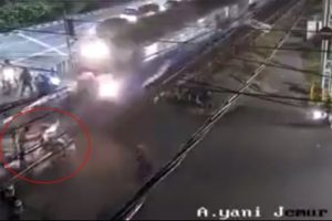 Tren anne ve &ccedil;ocuğuna &ccedil;arptı