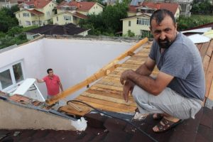 Yataklarından fırladılar: O anda &ccedil;atıları yoktu
