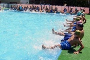 Okul bah&ccedil;elerine portatif havuz kuruldu