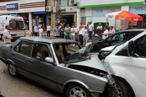 Bursa'da karşı şeritten gelen araca &ccedil;arparak durabildi