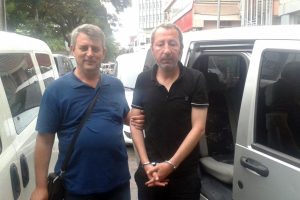 Bursa'da otob&uuml;s duraklarında vatandaşların cebinden para &ccedil;alan zanlı tutuklandı