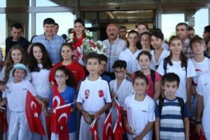 D&uuml;nya şampiyonu tekvandocu &ccedil;i&ccedil;eklerle karşılandı