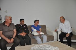 Terhisine 30 g&uuml;n kala patlamada yaralanan askere Bursa'da karşılama