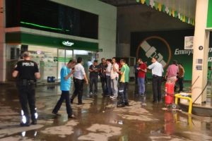 Akaryakıt istasyonunda silahlı kavga: 2 yaralı