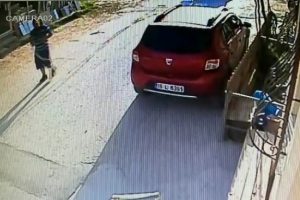 Bursa'da &ccedil;aldığı ara&ccedil; yolda kalınca iple &ccedil;ekti
