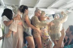 D&uuml;nyaca &uuml;nl&uuml; plajı T&uuml;rkler karıştırdı! Yumruk yumruğa...
