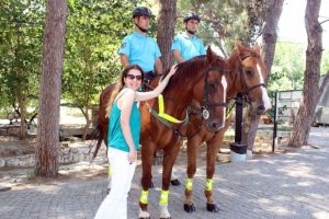 Jandarma atlı birliklerini g&ouml;ren turistlerden fotoğraf yarışı