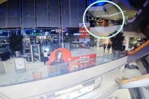 Bursa'da alışveriş merkezinin 3'&uuml;nc&uuml; katından &ouml;l&uuml;me atladı