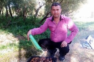 &Ccedil;ift kol nakilli Mustafa Sağır'ın mangal keyfi