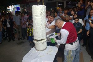 Vatandaşlara 1 ton dondurma dağıtıldı