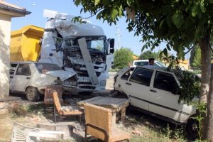 Yine hafriyat kamyonu: İki otomobile &ccedil;arptıktan sonra eve daldı