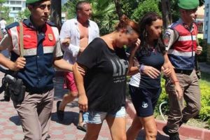 3 turist ka&ccedil;ak girdikleri her şey dahil otelde sızdı!
