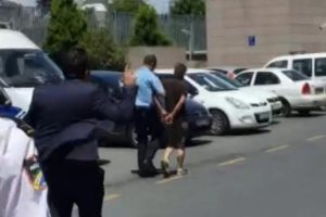Adliyede hareketli dakikalar! Polis havaya ateş a&ccedil;tı