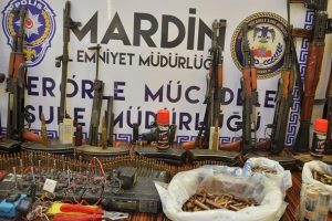 Mardin'de sığınaklarda bulunan silah ve m&uuml;himmatlar sergilendi