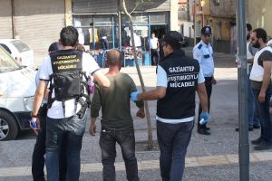 Polisin ele ge&ccedil;irdiği uyuşturucuyu geri almak i&ccedil;in yalvardı