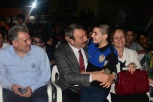 Emniyet M&uuml;d&uuml;r&uuml;, engelli &ccedil;ocuklarla film izledi