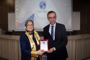 49 yaşında &uuml;niversiteden mezun oldu