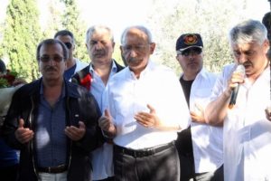 Kılı&ccedil;daroğlu, Yahya Kaptan'ın mezarını ziyaret etti