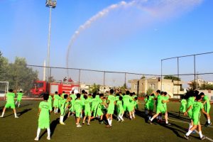 Yangına değil sporcuları serinletmeye gittiler