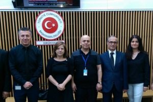 Yurt dışı s&ouml;zleşmeli personelden tavan &uuml;cret protestosu
