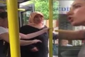 Kadın yolcuların yer kavgası minib&uuml;s&uuml; fena karıştırdı