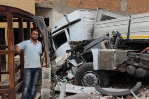 Asitli y&uuml;kl&uuml; tanker TIR'a &ccedil;arptı, faciadan d&ouml;n&uuml;ld&uuml;: 2 yaralı