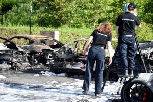 L&uuml;ks otomobiller alev alev yandı