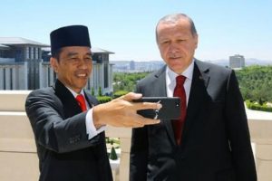 Konuk Cumhurbaşkanı'ndan k&uuml;lliye selfie'si