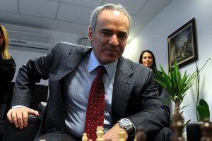 D&uuml;nya Satran&ccedil; Şampiyonu Kasparov geri d&ouml;n&uuml;yor