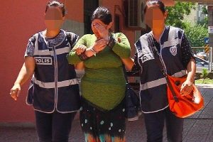 Oğlunun &ouml;l&uuml;m&uuml;ne neden olduğu &ouml;ne s&uuml;r&uuml;len anne beraat etti