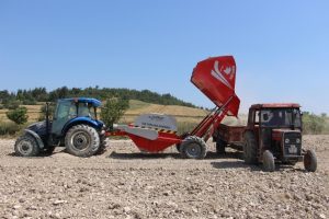 Bursa'da taş toplama makinesi &ccedil;ift&ccedil;iye kolaylık sağlıyor