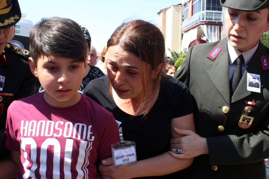 Şehit babasının tabutunu &ouml;perek g&ouml;zyaşı d&ouml;kt&uuml;