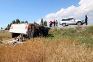 Yemek kamyoneti devrildi: 1 &ouml;l&uuml;, 4 yaralı