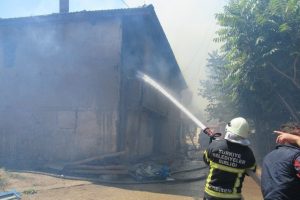 2 katlı ev yangında k&uuml;l oldu