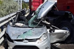 TIR otomobili bi&ccedil;ti: 2 &ouml;l&uuml;, 2 yaralı
