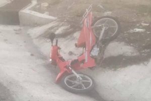 Motosikletle otomobil &ccedil;arpıştı: 2 &ouml;l&uuml;