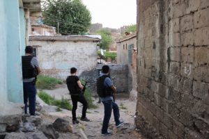 Y&uuml;zlerce polisle operasyon: G&ouml;zaltılar var