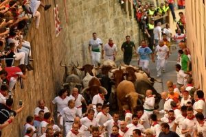 San Fermin Festivali'nde boğalarla ilk koşu yapıldı