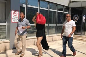 Bursa'da peruk ve sa&ccedil; takımı &ccedil;alan hırsız travesti yakalandı
