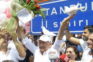 Kılı&ccedil;daroğlu'nun kafasına g&uuml;vercin kondu