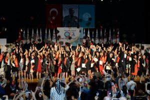 Bursa'da Sağlık Bilimleri Fak&uuml;ltesi'nde diploma heyecanı