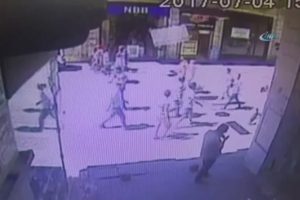 İstiklal Caddesi'nde tehlikeli anlar kamerada