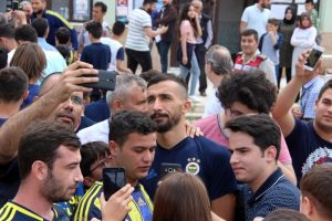 Fenerbah&ccedil;eli futbolculara Cuma Namazı'nda yoğun ilgi